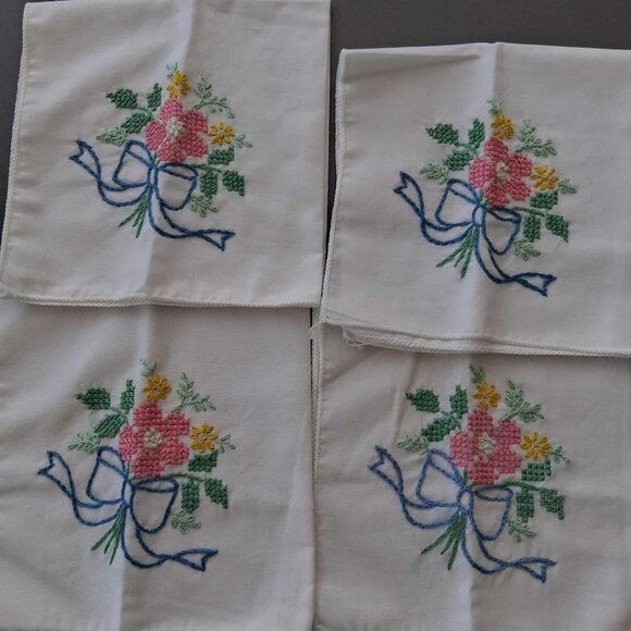 EMBROIDERED FLOWER CLOTH NAPKINS (SET OF 4) - Picture 1 of 4